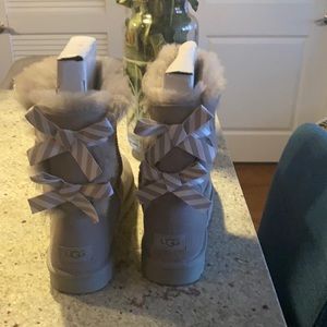 Ugg Bailey Bow II w/stripes - women’s size 11 US